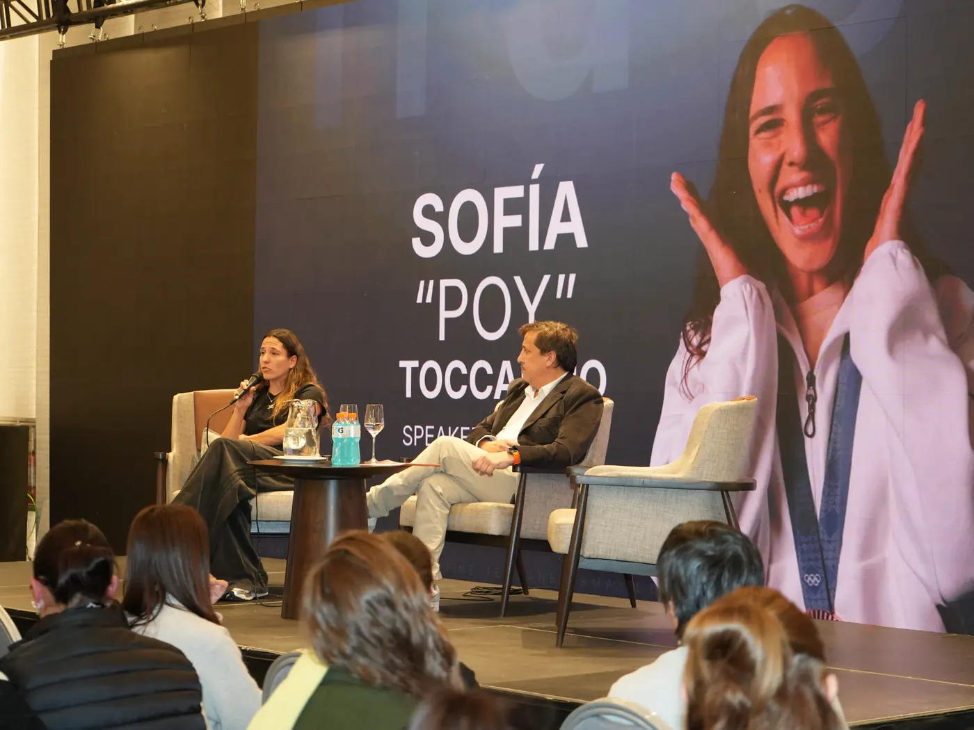 Sofía Toccalino en el escenario, con su foto en la pantalla