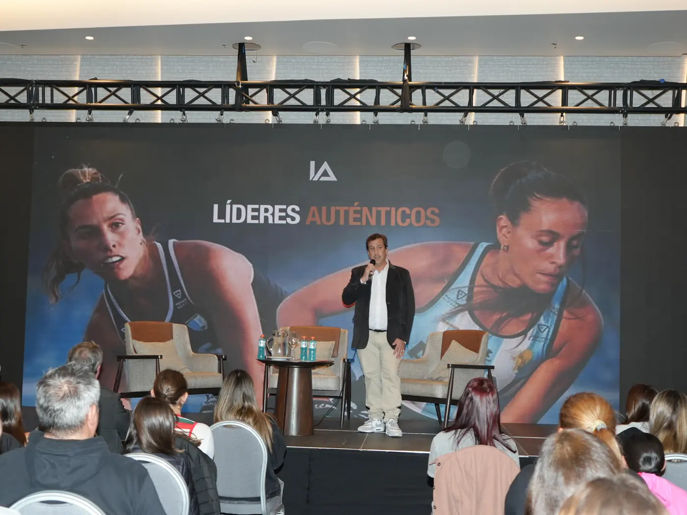 La presentación de la charla de Las Leonas frente al público