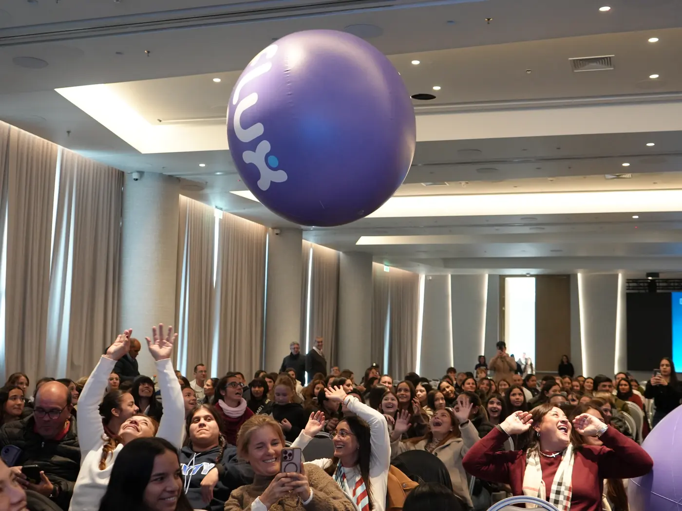 El público festeja durante la charla