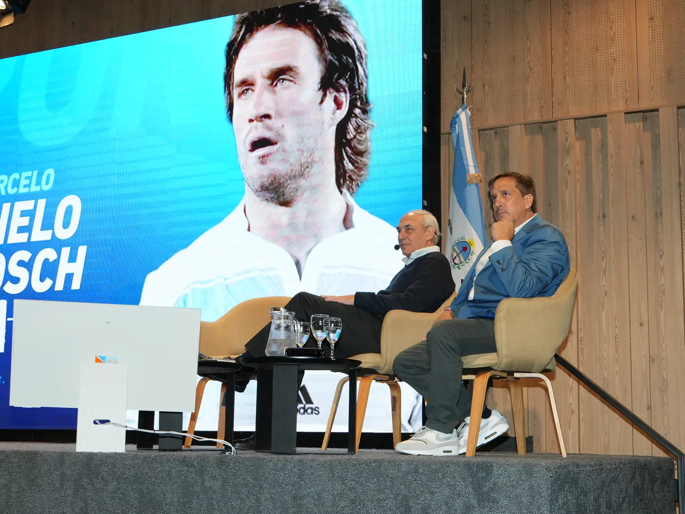Marcelo Bosch y Marcelo Loffreda sentados en el escenario