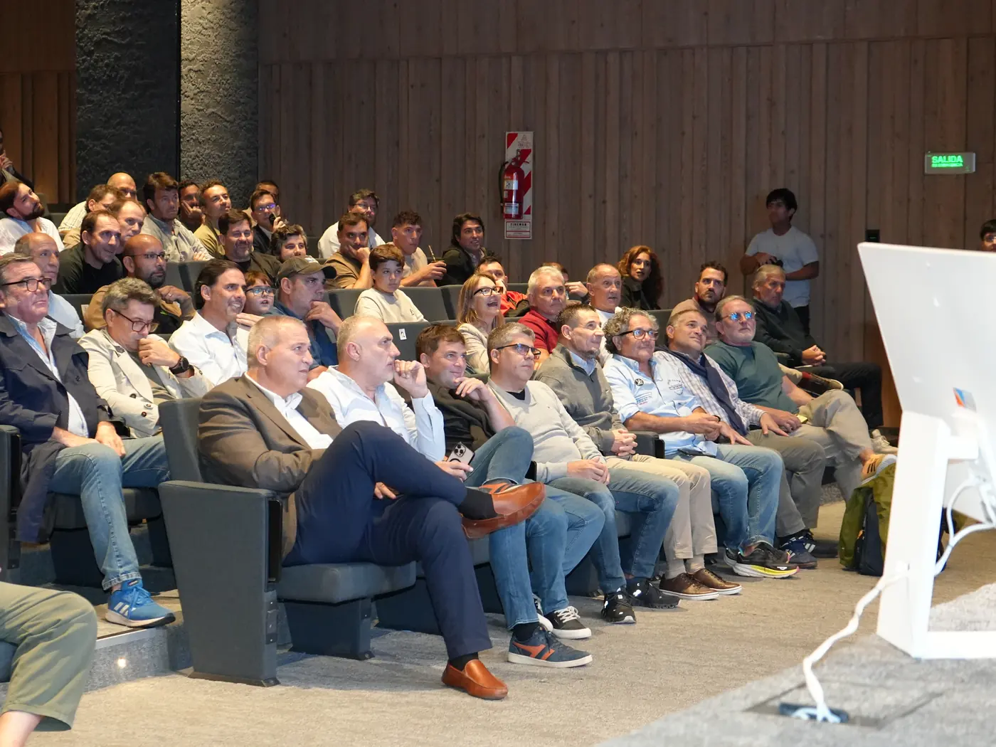 El público del auditorio durante la charla